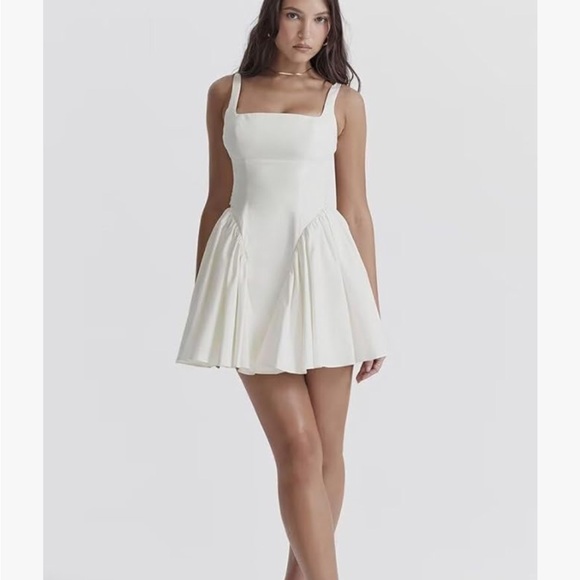 Square neck tank white mini dress backless bow fit and flare size medium NEW - Picture 5 of 11